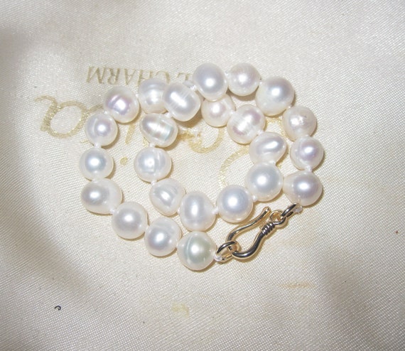 Lovely 14ct gold clasp 7 mm cultured white freshwater pearl  bracelet