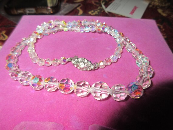 Beautiful vintage rainbow aurora borealis rhinestone necklace 17"