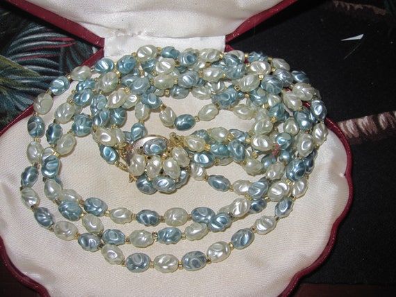 Wonderful vintage goldtone 3 strand blue and cream faux pearl necklace