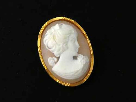 Lovely classical Vintage goldplated carved Cameo Pin Brooch signed