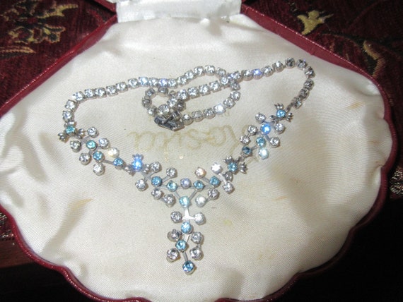 Lovely Vintage silvertone clear and blue rhinestone necklace