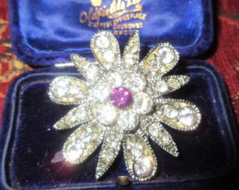 Belle broche étoile fleurie vintage en métal argenté avec strass transparents et violets