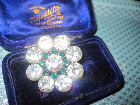 Lovely vintage sparkly clear green rhinestone daisy flower silver tone brooch