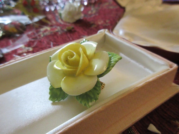 Charming vintage signed Coal Port England  goldtone yellow rose flower porcelain brooch