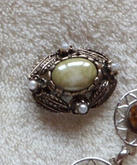 Lovely vintage Scottish gold metal green connemara agate pearl brooch