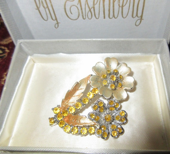 Lovely vintage silver and gold metal honey rhinestone flower brooch