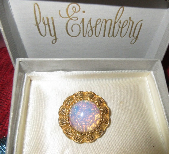 Fabulous vintage gold metal pink opal glass cabochon brooch