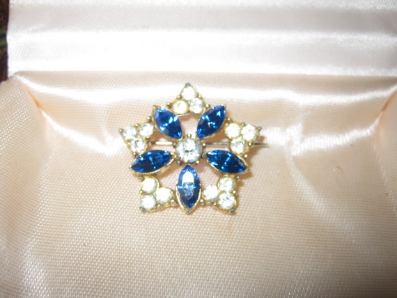 Lovely Vintage small goldtone clear and blue rhinestone glass star brooch