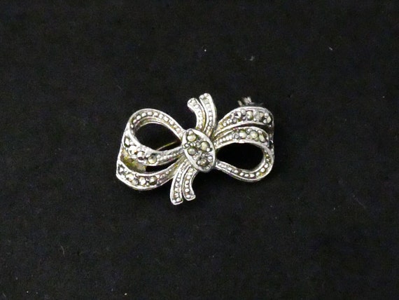 Pretty vintage Silvertone Small Marcasite Stone Bow Brooch