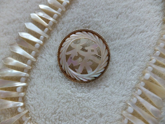 Lovely vintage handcarved mother of pearl necklac… - image 4
