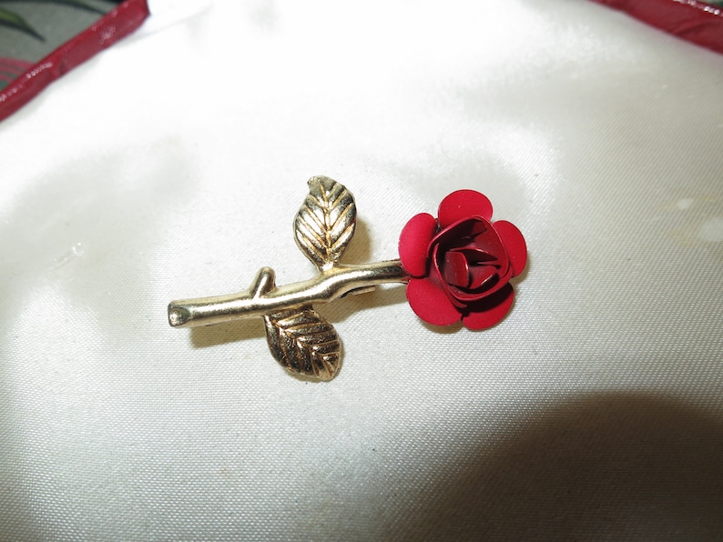 Pretty vintage Goldtone red enamel rose brooch