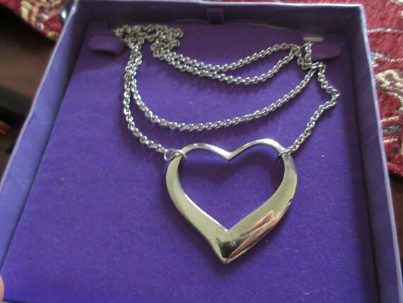 Lovely vintage silvertone heart pendant necklace 28"