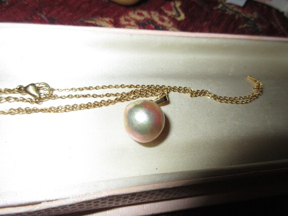 Lovely 18 ct yellow gold plated 13mm Kasumi pearl pendant necklace