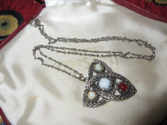 Lovely vintage 1950s Scottish signed Jacobite agate hard stone pendant necklace