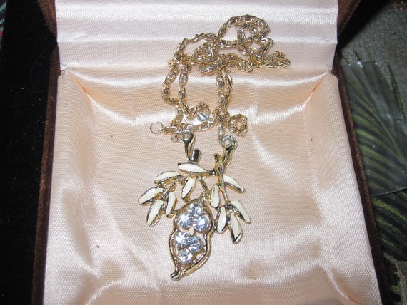 Lovely Vintage goldtone cream enamel Crystal floral Pendant necklace