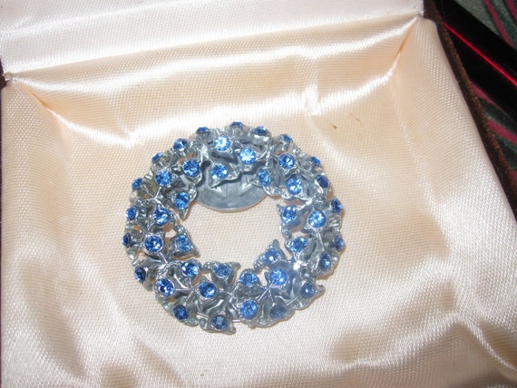 Wonderful vintage Art Deco silvertone sapphire  blue diamante glass dress clip