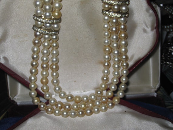 Beautiful vintage 3 strand simulated pearl and rhinestone necklace