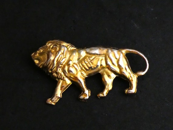 Lovely vintage goldtone pressed metal lion brooch 5.5 cm