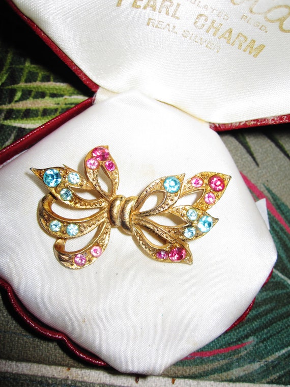 Beautiful vintage quality goldtone pastel rhinestone bow brooch