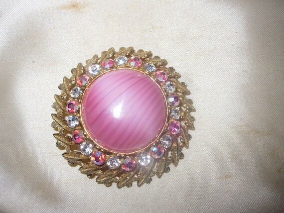 Lovely Vintage goldplated pink banded glass rhinestone brooch