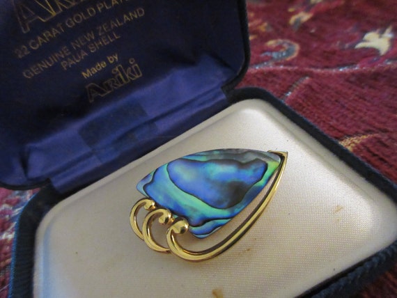 Lovely vintage goldplated  etched abalone paua shell  brooch