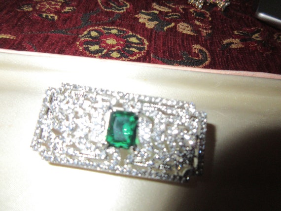 Lovely silverplated Deco styled sparkly emerald and clear rhinestone  brooch