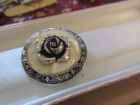 Lovely vintage  Eloxal pearlised  silvertone rose flower scarf clip