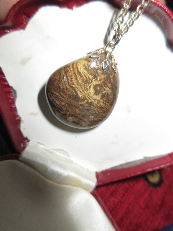 Charming vintage Scottish goldtone polished agate  pendant necklace