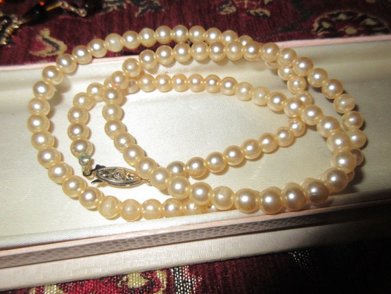 Beautiful vintage cream 6mm glass pearl necklace 24"