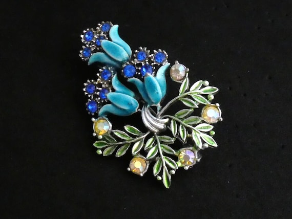 Lovely vintage  Silvertone blue Enamel aurora Rhinestone floral brooch