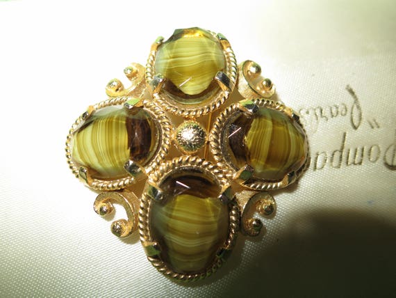 Lovely vintage Scottish  gold metal olive banded glass brooch