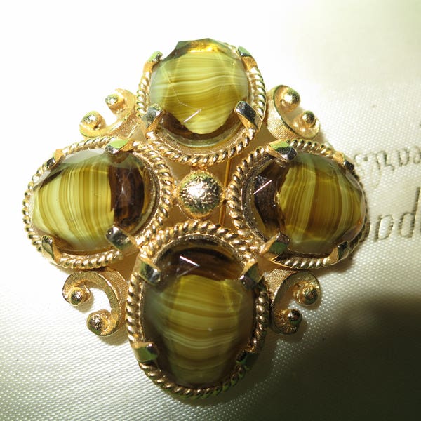 Lovely vintage Scottish  gold metal olive banded glass brooch