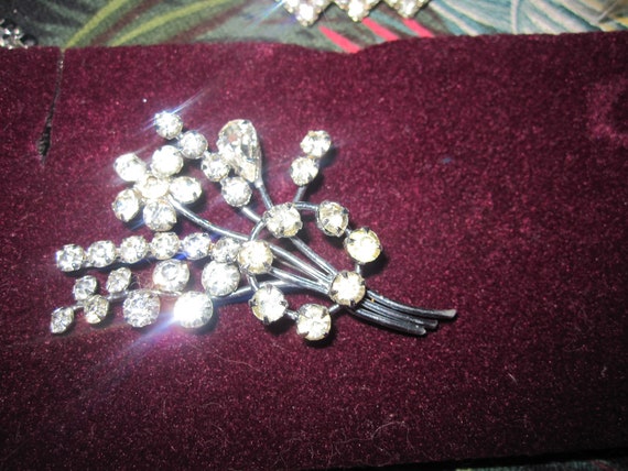Lovely vintage Deco silvertone rhinestone diamante flower spray brooch