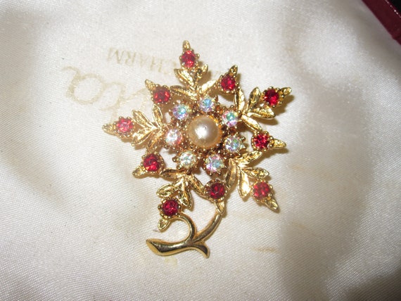 Lovely vintage  Goldplated  Red Rhinestone Aurora & Faux Pearl brooch