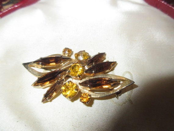 Beautiful  vintage gold plated topaz citrine rhinestone  brooch