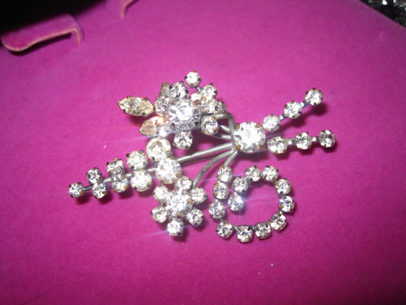 Lovely vintage silvertone sparkly rhinestone floral brooch