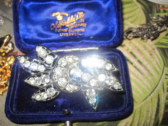 Wonderful vintage silvertone sparkly diamante glass brooch