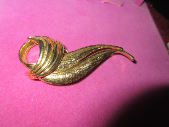 Lovely vintage goldplated swirl leaf brooch 7 cm