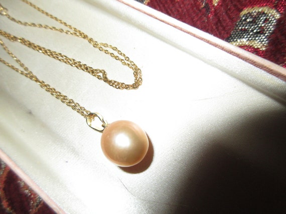 Lovely 18 ct yellow gold plated 12mm high lustre peach pink pearl pendant necklace