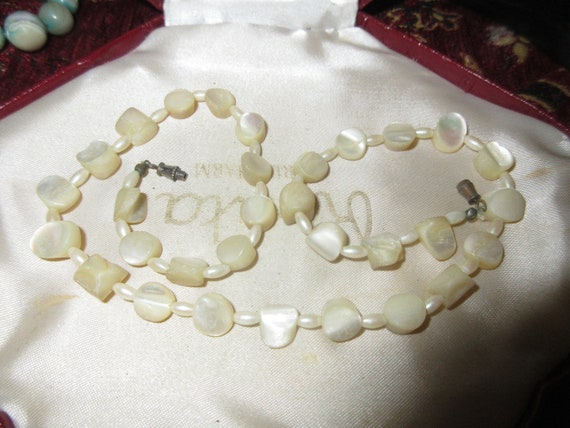 Beautiful   vintage art deco cream mother of pearl bead necklace