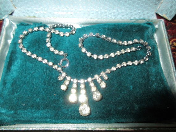 Lovely vintage silvertone  rhinestone necklace 17"