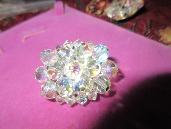 Lovely vintate goldtone aurora borealis glass cluster brooch