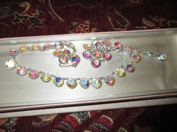 Beautiful vintage 1950s aurora borealis sparkly open back crystal necklace