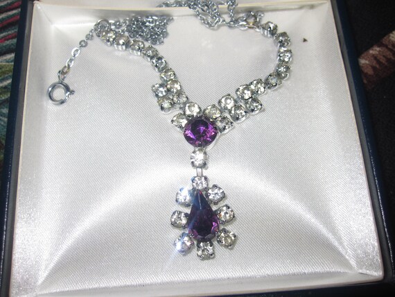 Wonderful vintage silvertone purple  rhinestone glass necklace