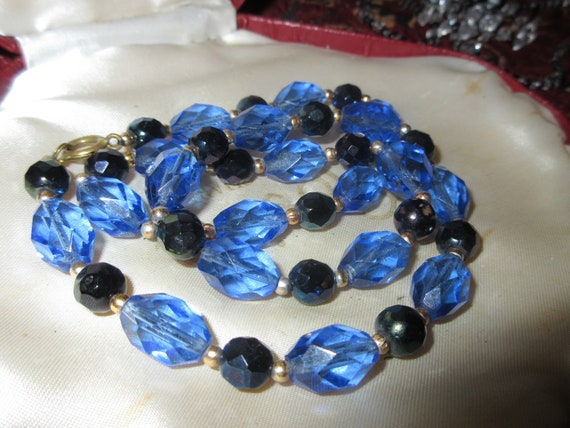 Lovely vintage 1950s faceted blue and black glass necklace 21"