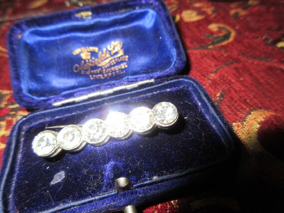 Lovely vintage silvertone 8mm sparkly rhinestone bar brooch