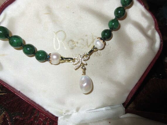 Beautiful polished green agate necklace with natural keshi pearl