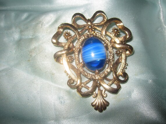 Beautiful vintage Florenza styled goldplated  blue glass scrolled  brooch