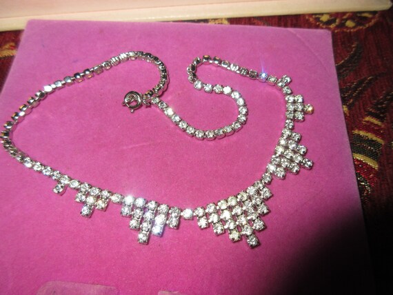 Lovely vintage silvertone  rhinestone glass necklace