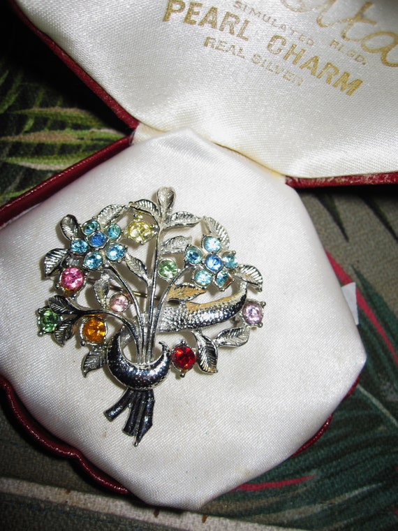 Lovely vintage silvertone glass diamante floral posy brooch